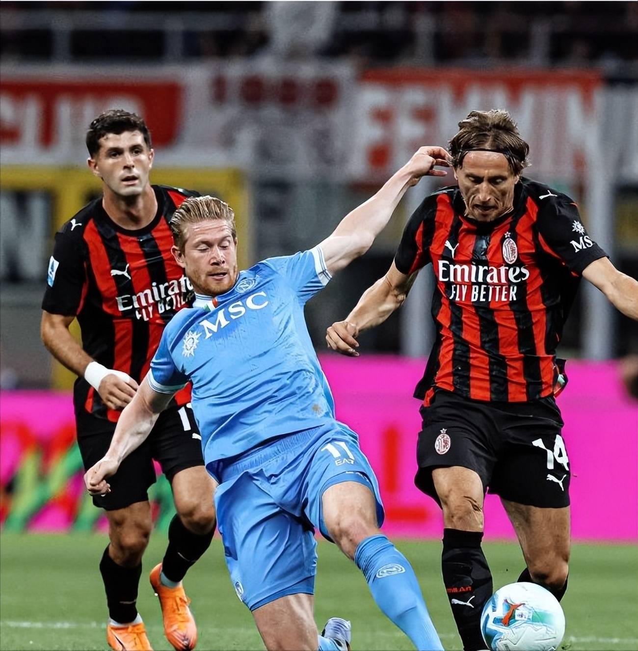 AC米兰训练开放日，清晨造点机会引欢呼，CBA季后赛在即，赛季目标并未改变的简单介绍